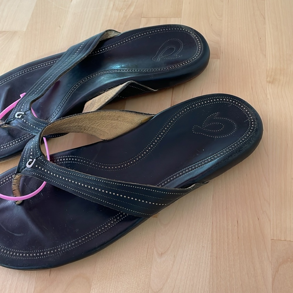 olukai Black leather Sandals thong strap low heel